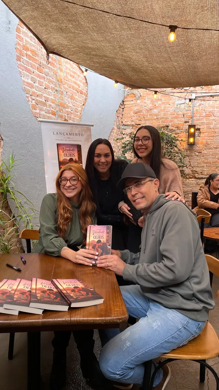 Esther Faria com uma família de leitores no lançamento do livro